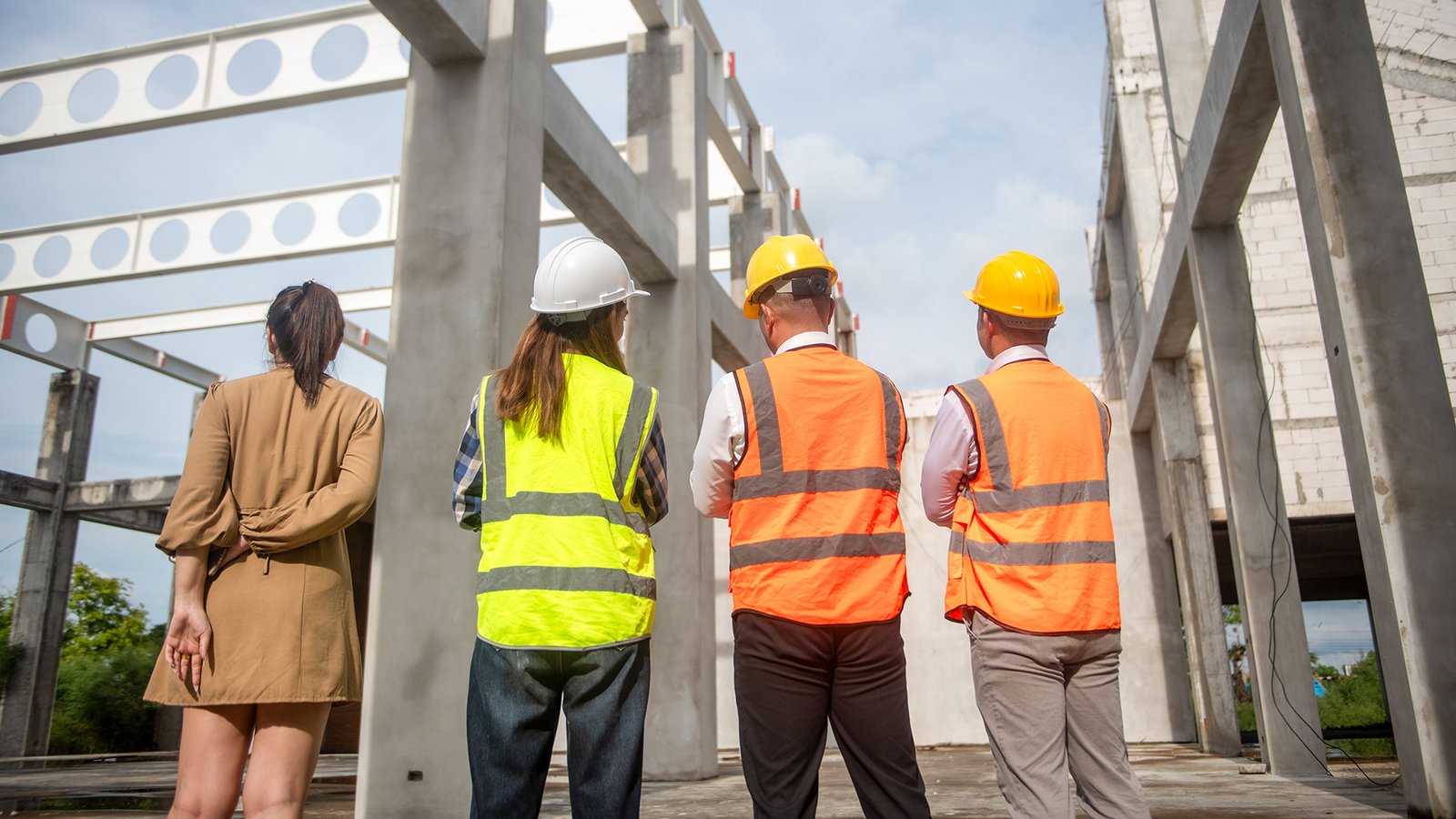 Construction,Engineers,And,The,Client,Are,Discussing,Project,Plans,Over